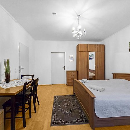 Spacious Three-Bedroom, Three King-Size Beds Viyana Dış mekan fotoğraf