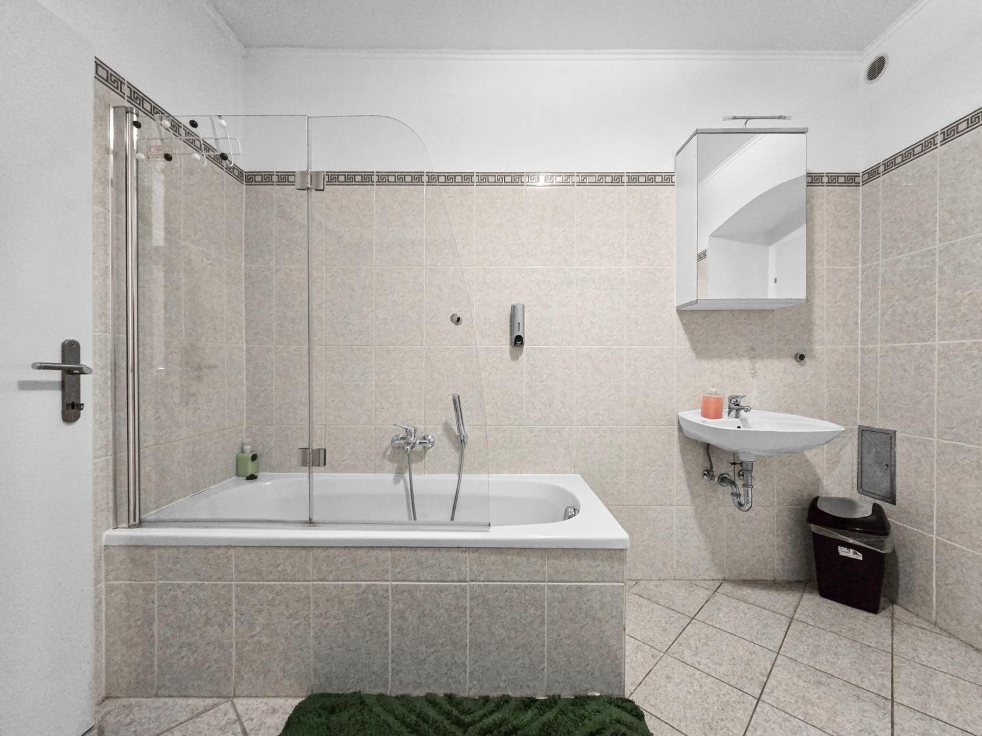 Spacious Three-Bedroom, Three King-Size Beds Viyana Dış mekan fotoğraf